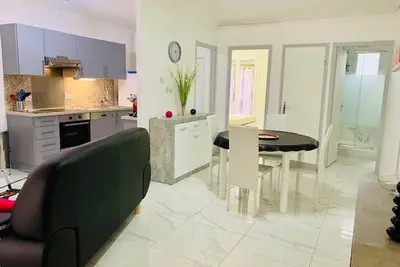Image de Appart T3 rénové avec climatisation, terrasse, wifi, ascenseur et parking à 2 min des thermes