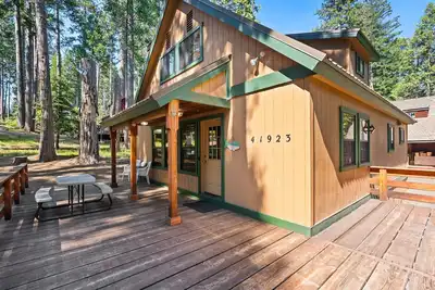 Image de This cabin is a 3 bedroom(s), 2 bathrooms, located in Shaver Lake, Ca.