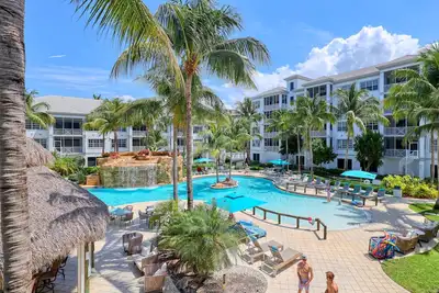 Image de Poolside Palm Paradise!
