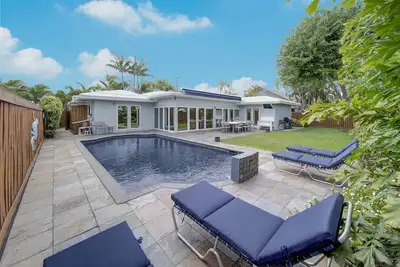 Image de Walk to Lbts! Walk to Beach! Solar Heated Pool!