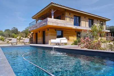 Image de Chaleureuse Villa en bois, avec piscine, aperçu mer, à proximité des plages