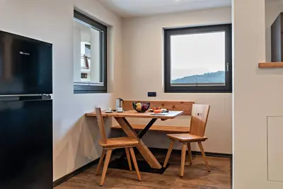 Image de Appartement \"Villa Lara Lärche\" avec vue sur les montagnes, terrasse privée et Wi-Fi.