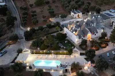 Image de Appartement 'Trullo Degli Anelli In Masseria' avec piscine partagée, Wi-Fi et climatisation.