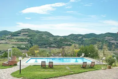Image de Ferme 'Monteoliveto Cottage Romantic' avec piscine partagée et Wi-Fi.