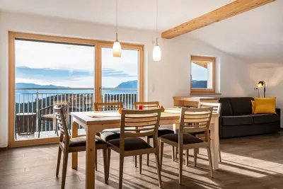 Image de Appartement \"Reiterhof Flora\" avec vue sur les montagnes, jardin privé et Wi-Fi.