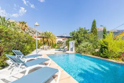 Villa 'Sunny' avec vue sur la mer, Wi-Fi et climatisation.