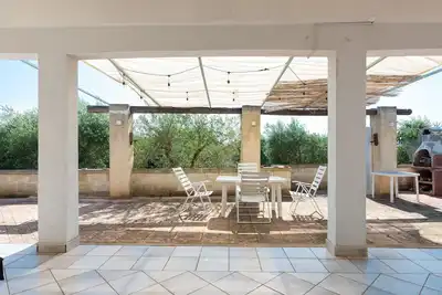 Image de Villa 'Ulivi' avec terrasse privée, Wi-Fi et climatisation.