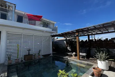 Image de Logement de charme avec piscine et balcon avec vue