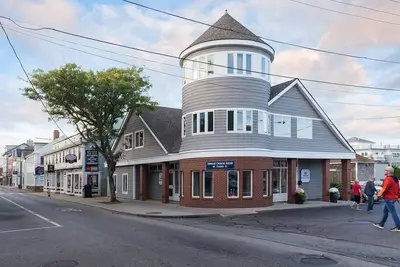 Image de Wyndham Onshore is in the center of all the action at the harbor