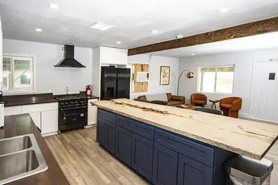 Image de Experience the magic of Joshua Tree. Your cozy bungalow awaits.