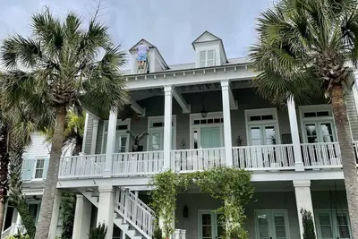 Image de Sunny and charming lake front 6 bed home near downtown Charleston and beaches.