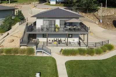 Image de Indulge in your very own modern, lakefront home with a private dock! !