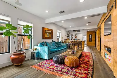 Image de Perfectly Located Custom Home Close to It All