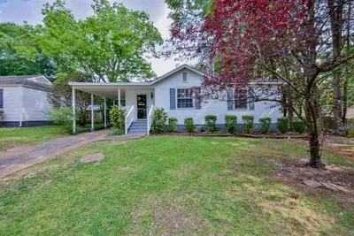 Image de Capstone Cottage - Fenced in Backyard! Book Now for Football Season!