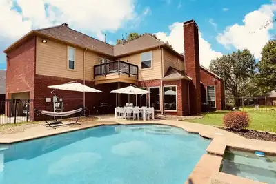 Image de Stylish 5-Br Villa w\/ Pool & Hot Tub - 5 min from the lake!