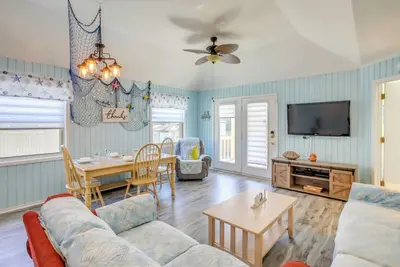 Image de Myrtle Beach Cottage, Walk to Pools + Beach!