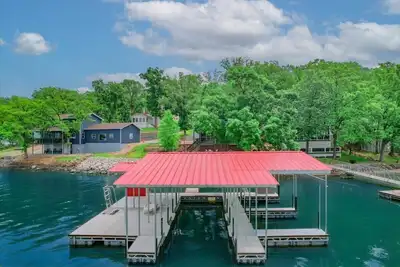 Image de Beautiful Waters Edge Home with Amazing Views