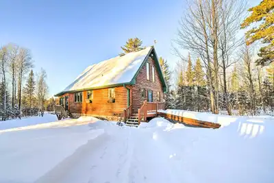 Image de Iron River Cabin Rental w/ Fireplace + Deck!