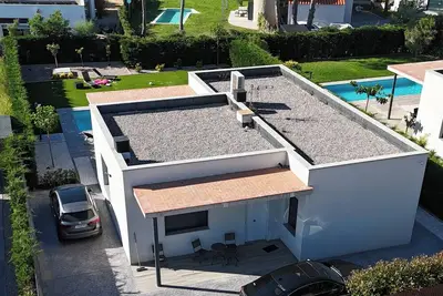Image de Villa avec Piscine à 5 minutes à pied de la plage de Mas Pinell!