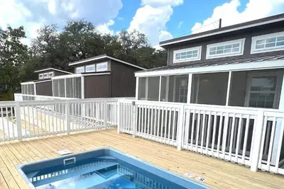 Image de Tiny Home at Medina Lake (w/ Hot Tub & Pool)