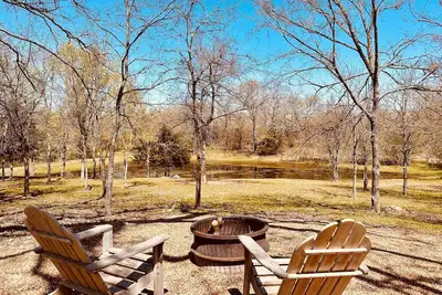 Image de Cozy tiny cabin, kitchenette, private pond for fishing, near lake