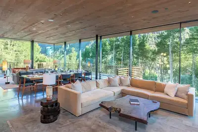 Image de Seamless Glass Tiered House by InvitedHome | Panoramic Views, Cedar Hot Tub
