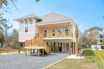 Image de 3-bed, 2-bath home 1+ blocks from beach w\/elevator