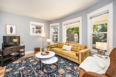 Image de Charming Pet-Friendly 3-Br Home, Backyard, Firepit, A/C, Centrally Located