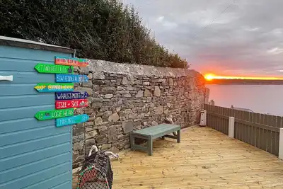 Image de Hill Crest - cliff top cottage with stunning views of the bay.