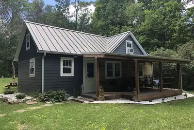 Image de Cozy cottage with firepit, in walking distance to beach and the town!