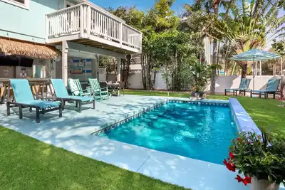 Image de Bay 2 Bay: Bay Across Street! Amazing Views of Bay & Canal, Pool & Lounge by Anna Maria Life