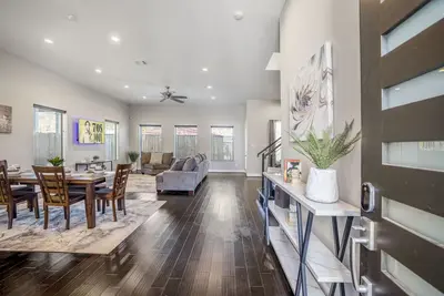 Image de Gated 4br Lux Home With Jacuzzi Located Near Downtown