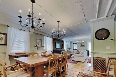 Image de Large Elegant Historic 2br, Walk to restaurants!