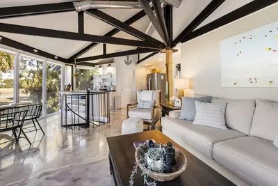 Image de Stunning marsh views in updated “Treehouse”