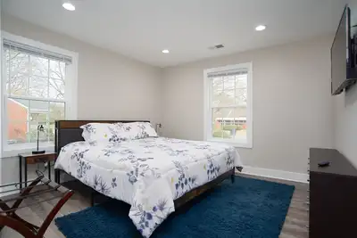 Image de 1000mbps Internet, Spacious Central Home, blocks from Camp North End!