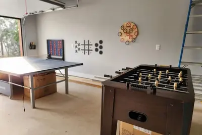 Image de Game room and fire pit. Close to lake, river, restaurants and shops!