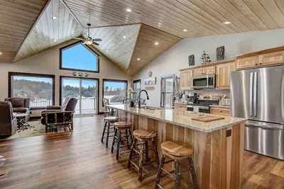 Image de Beach Lake Cottage with Hot Tub