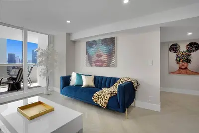 Image de Visions! 3 Bedroom Condo! Water and Miami Skyline VIews! Brand New