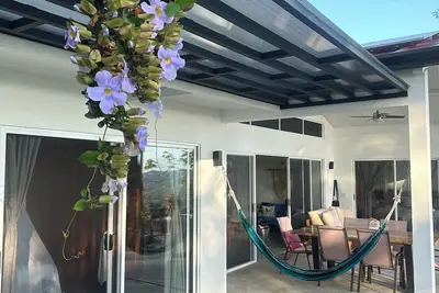 Image de Villa neuve avec piscine et vue pacifique