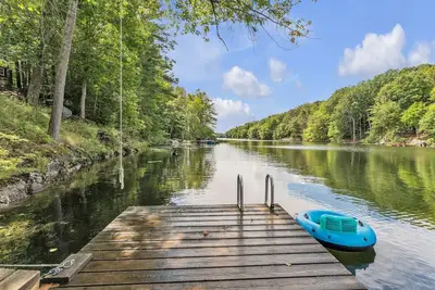 Image de Black Rapids Retreat | Waterfront Cozy Cottage
