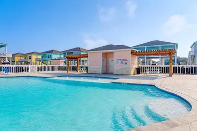 Image de New Luxury Home w/ Communal Pool & Prime Location!