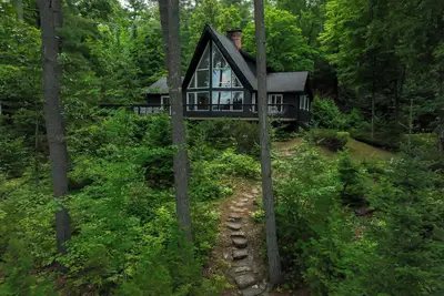 Image de Modern Scandinavian-Influenced Waterfront Cottage in North Frontenac
