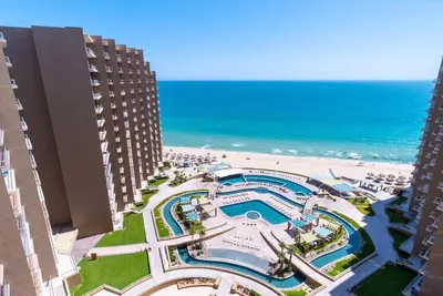 Image de Phase 2: Largest Patio with Tv, 4 Loungers and Table. Large condo 2 Bed/ 2 Bath
