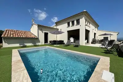 Image de Villa contemporaine avec piscine, au coeur et au calme du vignoble