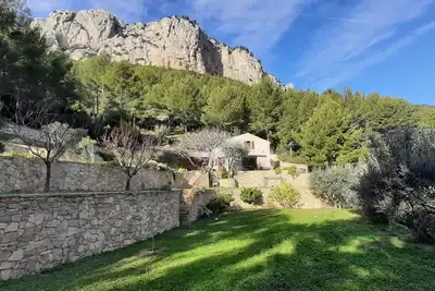 Image de Provencal villa perched in the hills