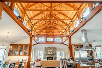 Image de Secluded Amish post and beam custom-built home w/ hot tub at Valley Forge Park