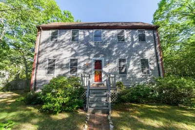 Image de Charming salt box in quiet woodsy neighborhood - centrally located!