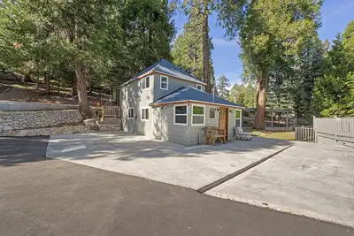 Image de Updated Romantic Cabin close to Lake and shoppings Tesla Charger & huge parking