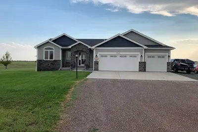 Image de Quiet country living for family comfort.