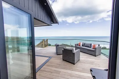 Image de Sunset Delight. Beautiful home with expansive sea views.